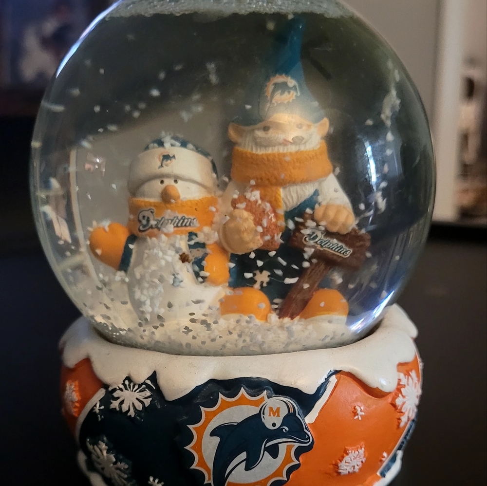Miami dolphins snow globe